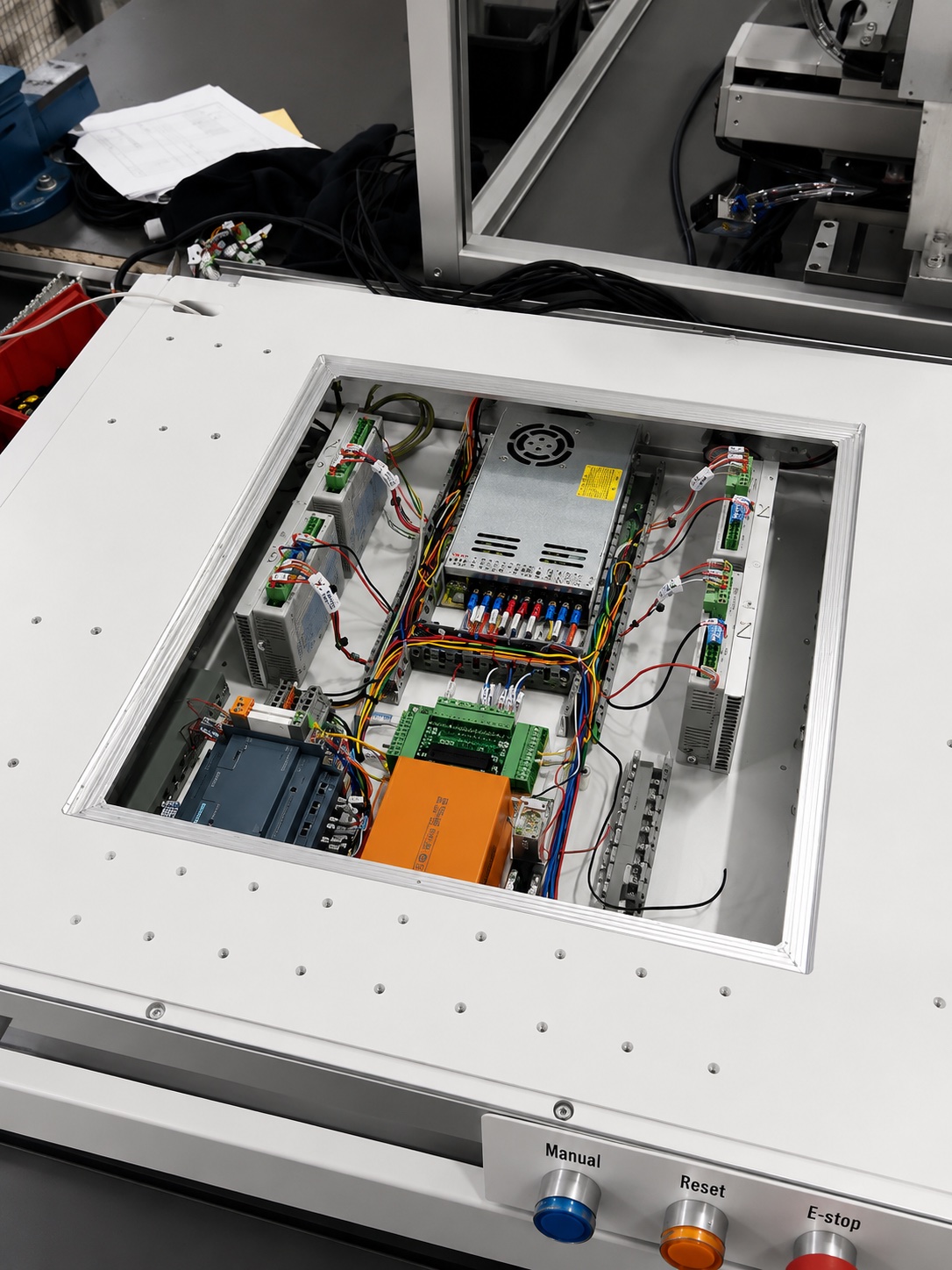 Armoire électrique MTS câblée : automate Siemens, variateurs d'axes et faisceau de câbles repéré.