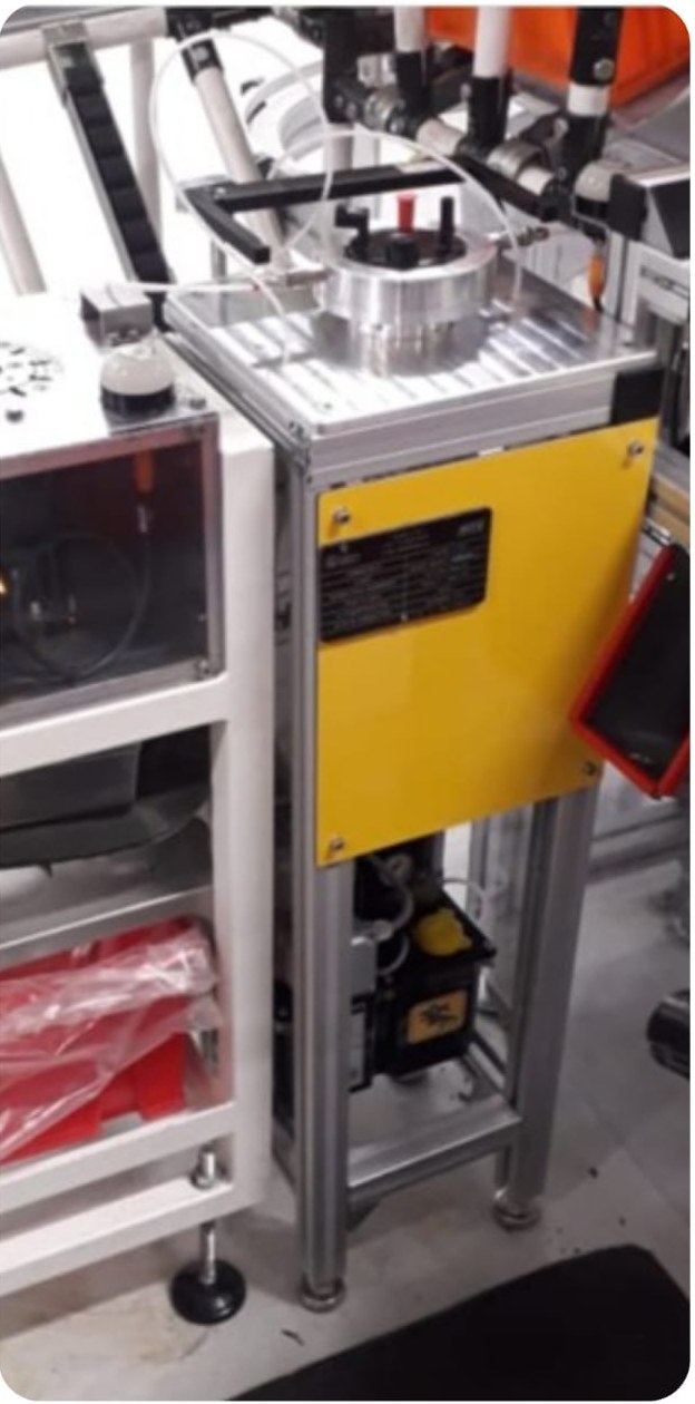 Station de huilage automatisée de filtres à gasoil en production, avec système de dispensing et carter jaune